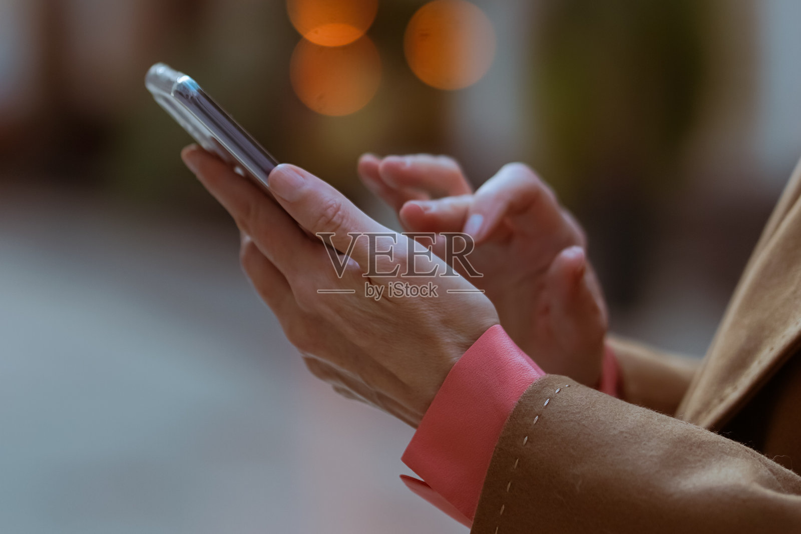 女性用智能手机进行商务的特写手部照片摄影图片