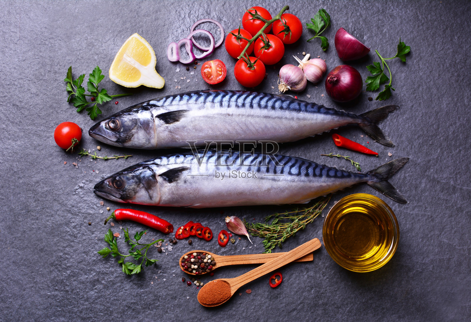 带香料和蔬菜的鲭鱼照片摄影图片