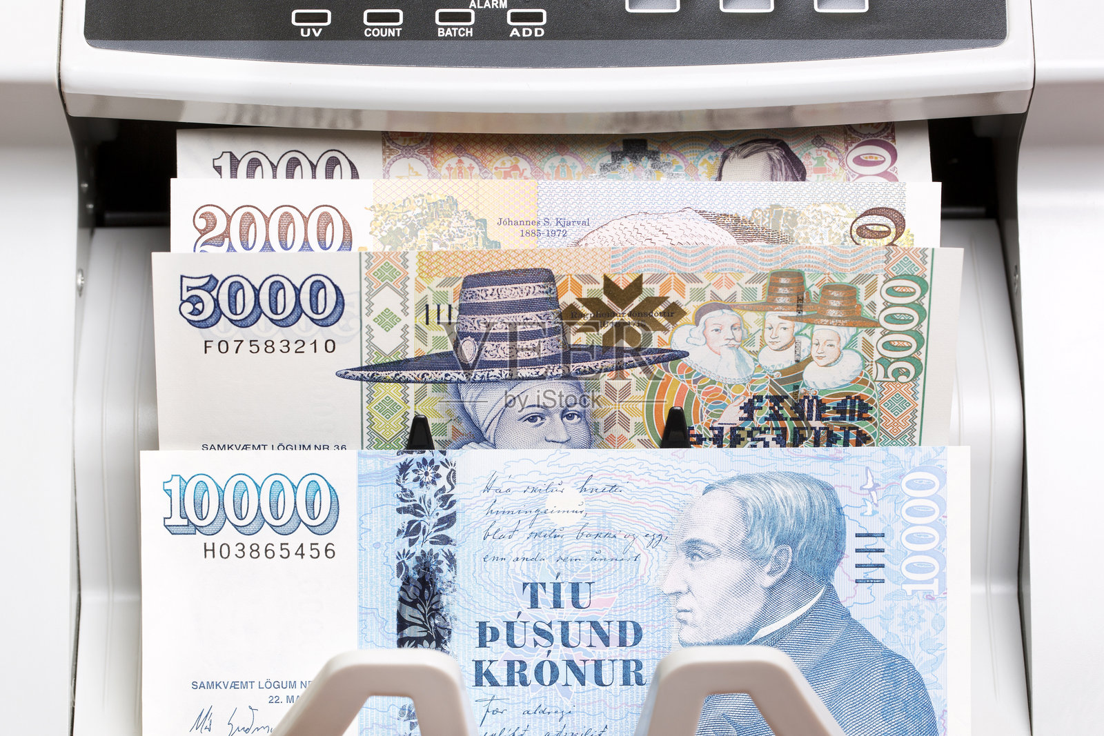 冰岛货币在点钞机中照片摄影图片