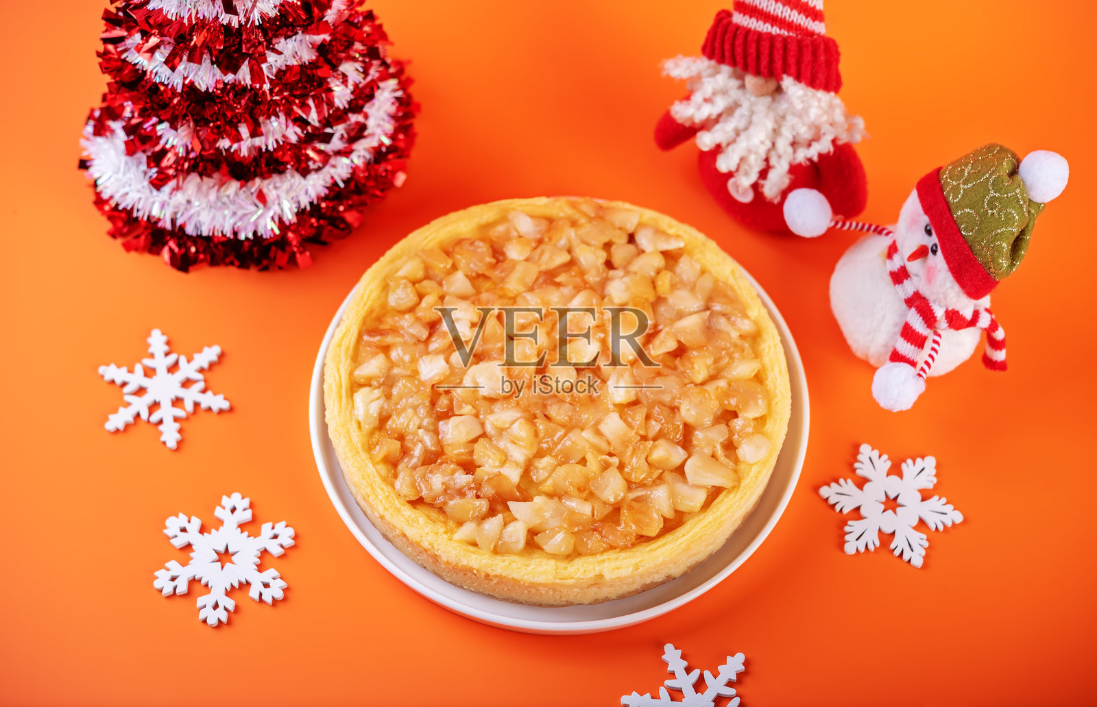 圣诞节橙色背景上的焦糖苹果奶酪蛋糕照片摄影图片