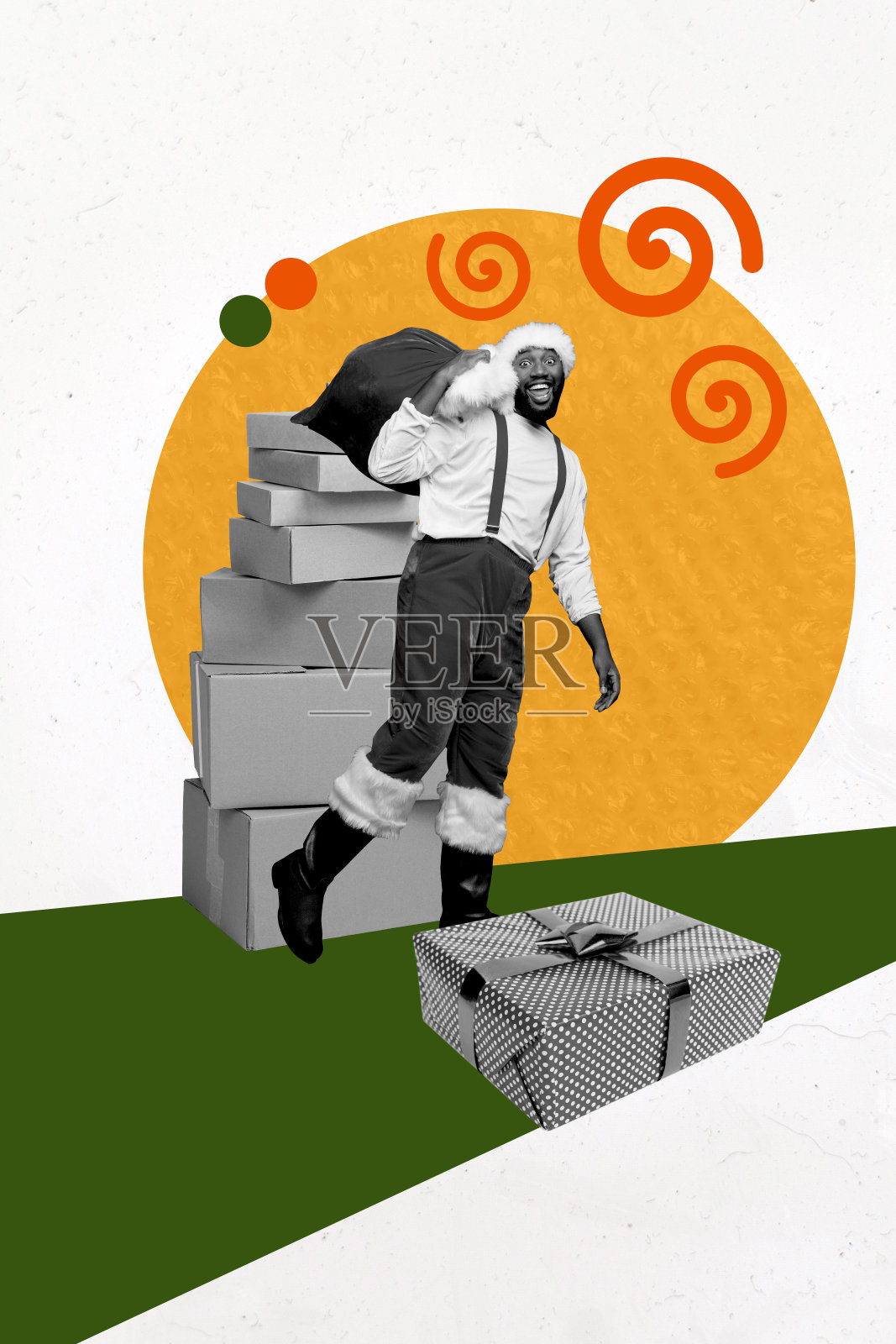 快乐的美国人圣诞老人背着礼物袋,手提包裹,庆祝新年,背景为涂鸦风格的垂直照片拼贴。照片摄影图片