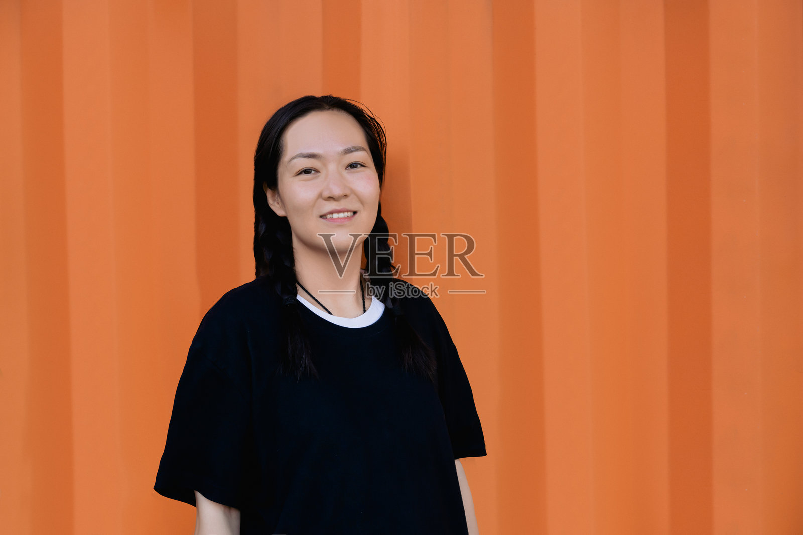 年轻亚洲女性的肖像,背景为纯色纹理照片摄影图片