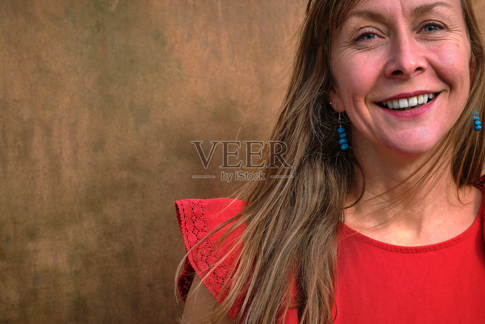 在乡村背景下灿烂的微笑照片摄影图片