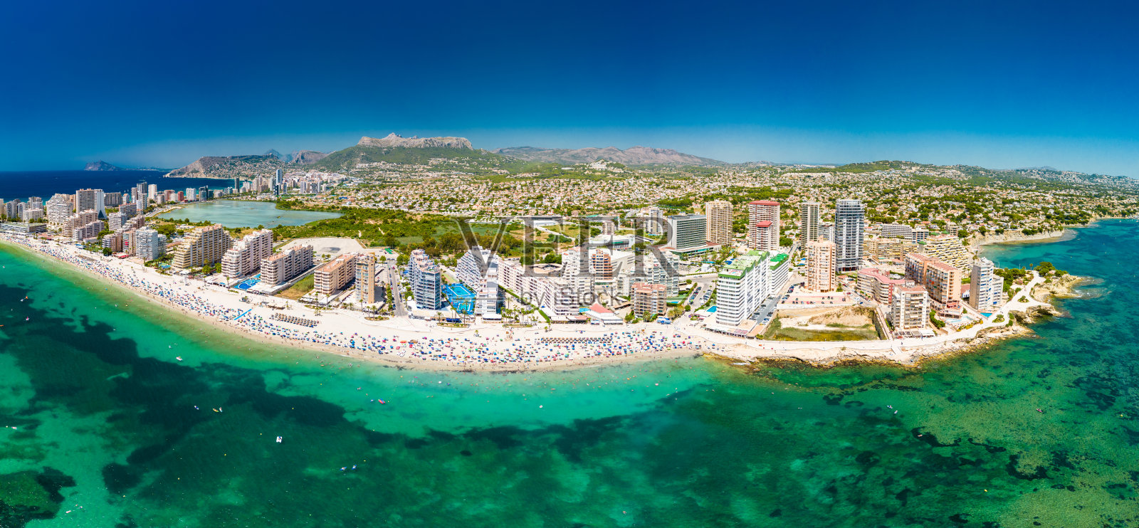 地中海海滩。佩尼亚尔·迪法赫山。西班牙卡尔佩海滩。照片摄影图片