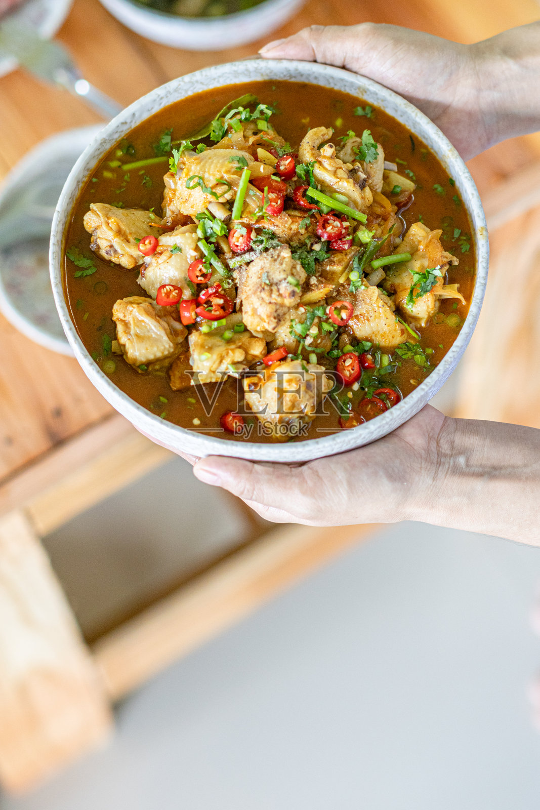 香辣炒鸡肉盛在盘子里,使用的是自然饲养的土鸡,肉质筋道美味。土鸡炒菜也很受欢迎,既可以作为配菜,也可以搭配酒水。照片摄影图片