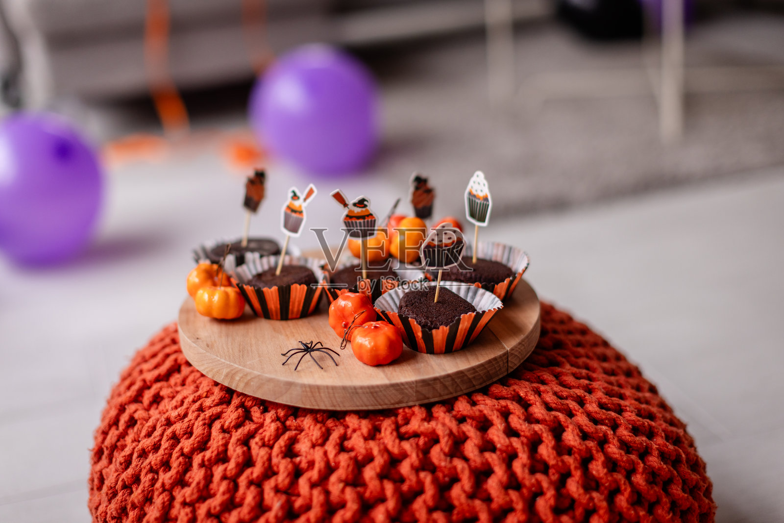 节日气氛的万圣节甜点摆放在木板上照片摄影图片