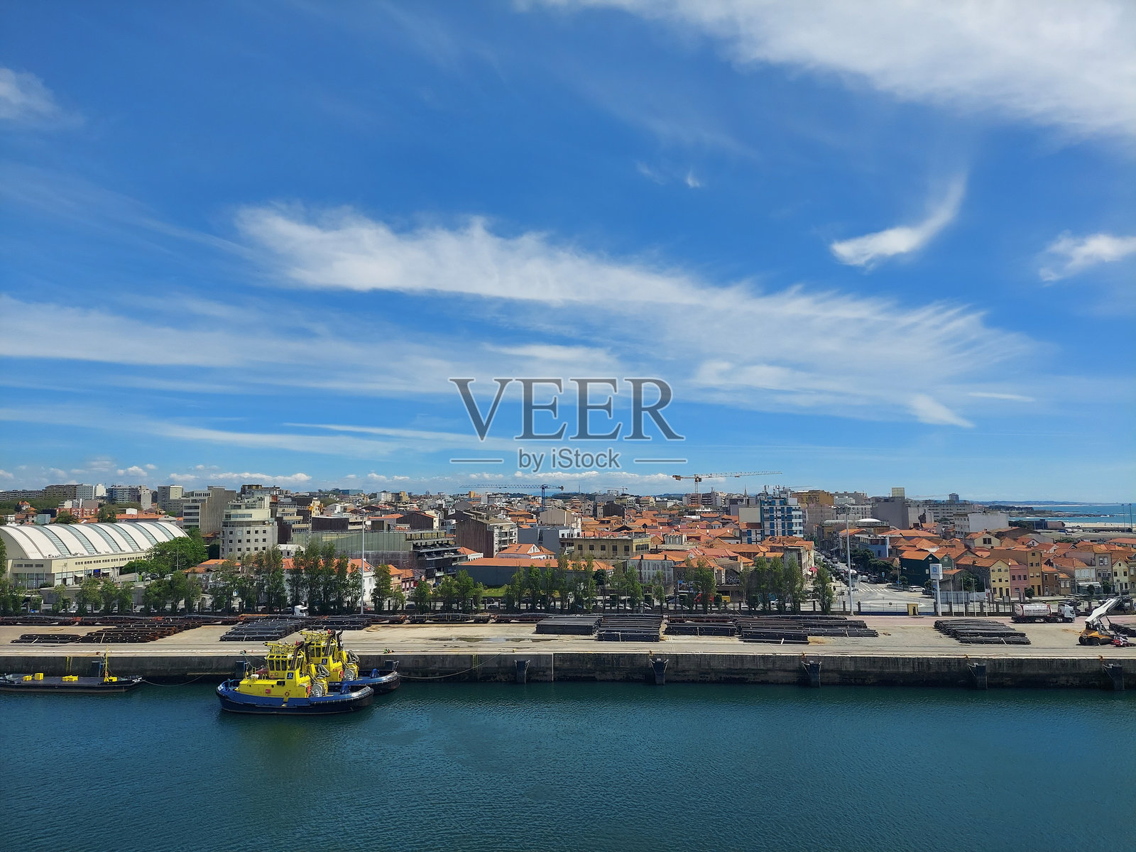 马托西纽什,葡萄牙,风景如画的城市景观,历史悠久的屋顶与摩天大楼的美景照片摄影图片