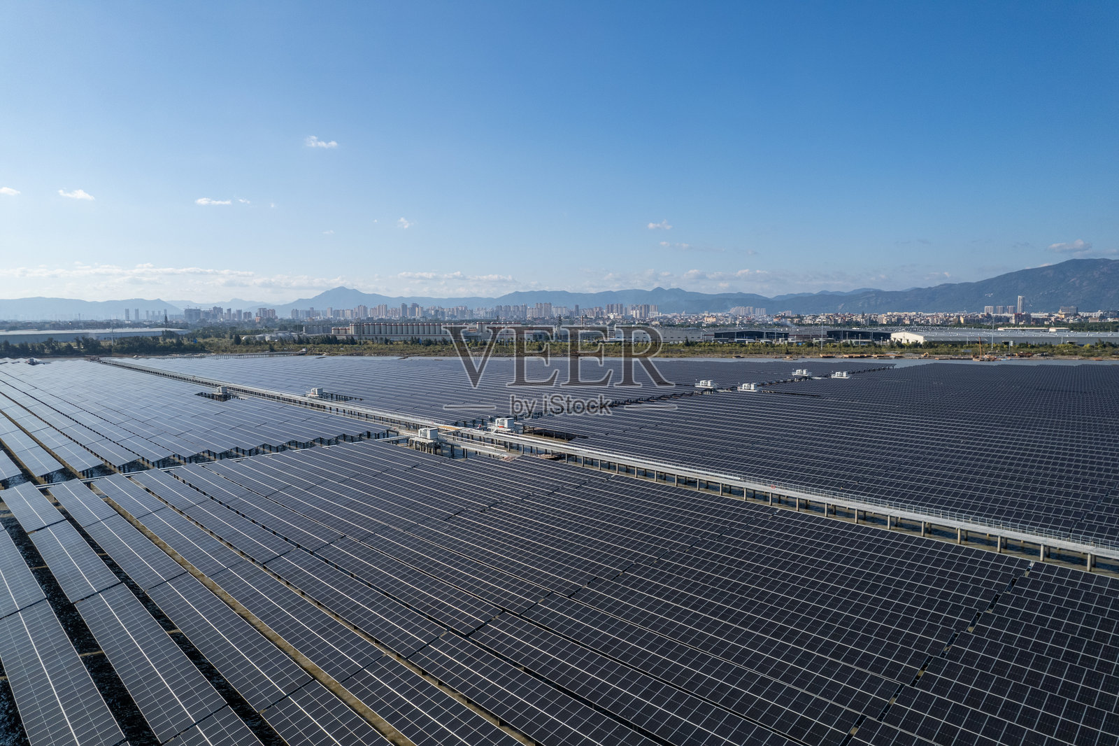 海上光伏发电的鸟瞰图照片摄影图片