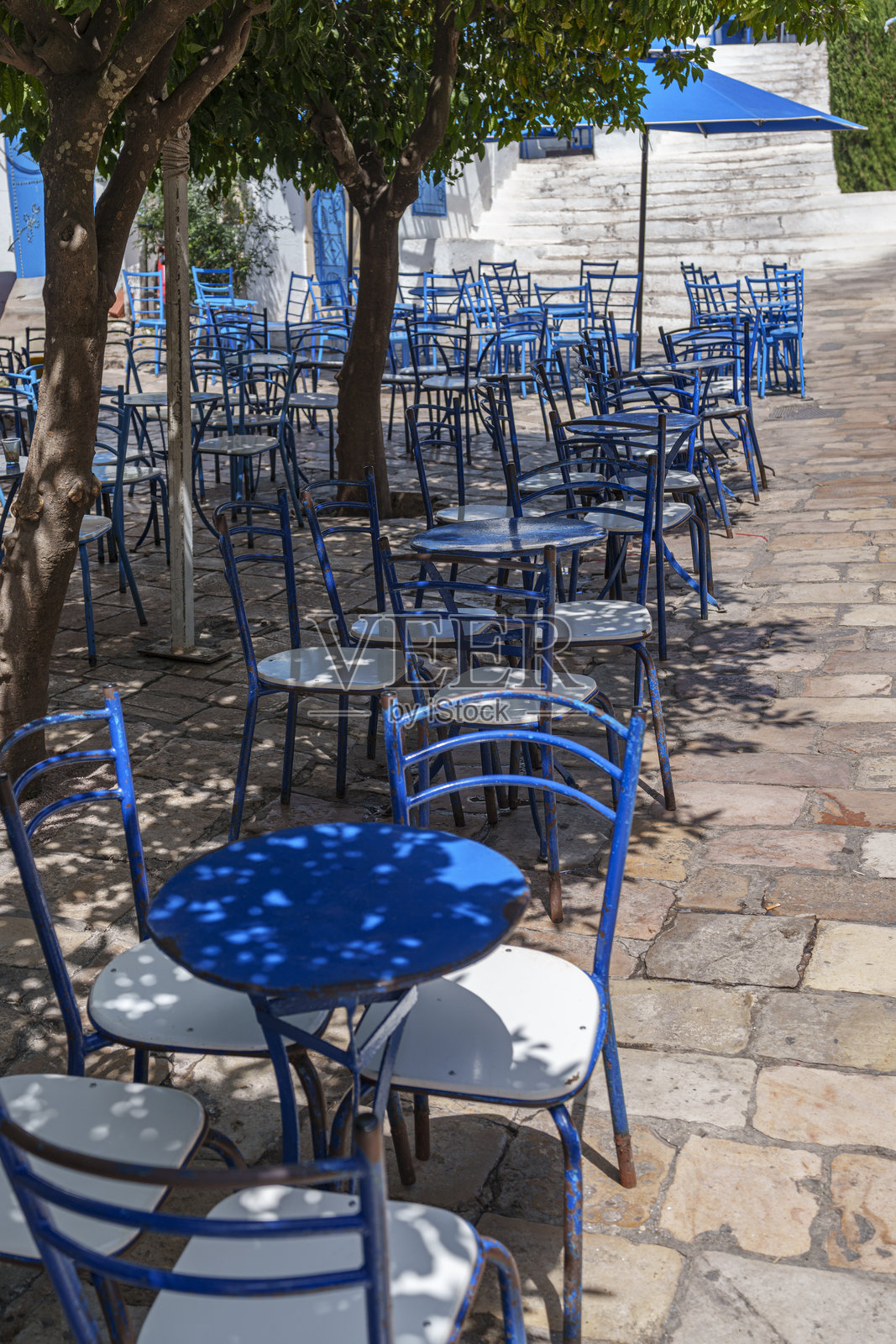 美丽的蓝色花园咖啡馆坐落在石基上照片摄影图片