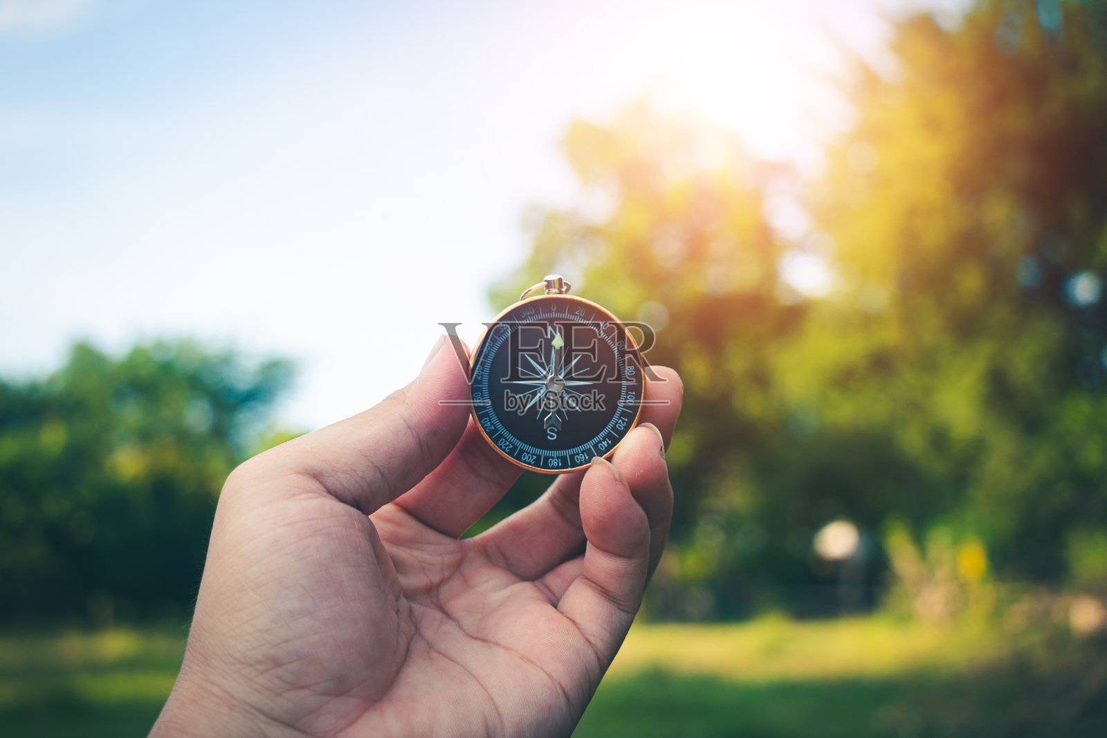 游客在山上使用指南针旅行。照片摄影图片