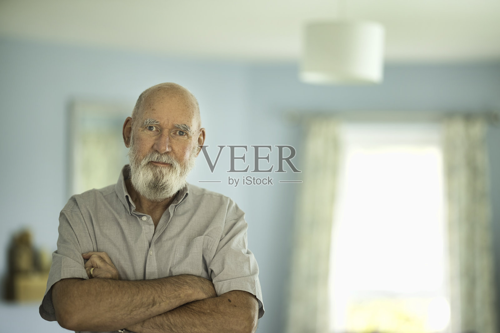 老人在他的客厅里照片摄影图片