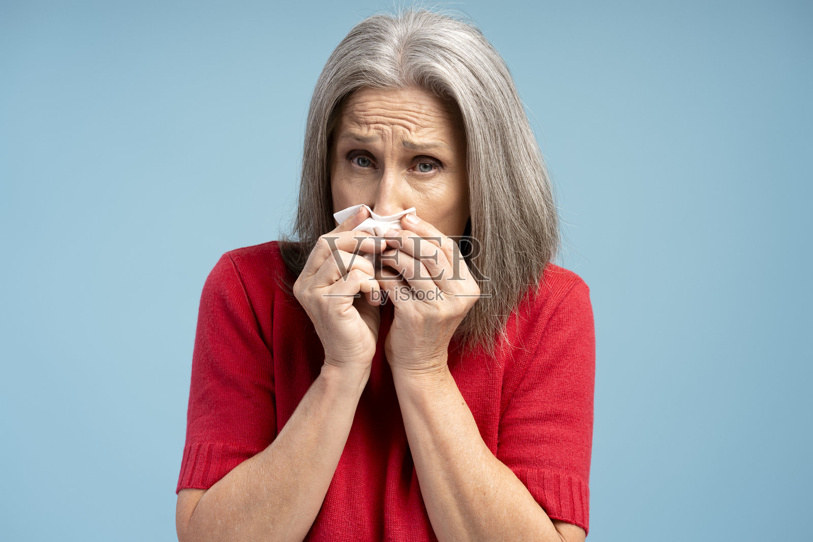 不快乐、伤心、生病的老年女性感冒,正看着镜头,女性疾病照片摄影图片