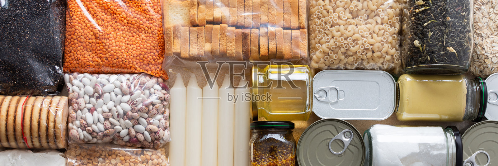 隔离和自我隔离的家庭食品供应,包括罐头食品、谷物、意大利面和生存必需品,军事行动中的生存概念,居家概念,横幅照片摄影图片