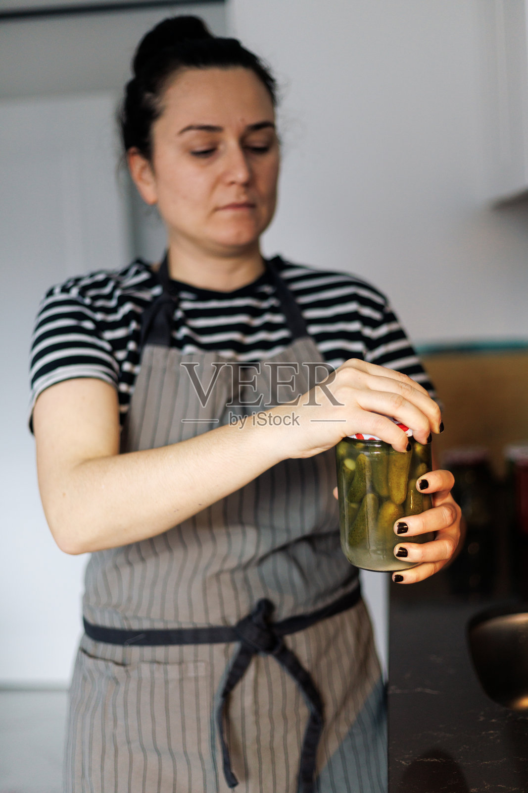 专注的女性在厨房准备自制腌菜照片摄影图片