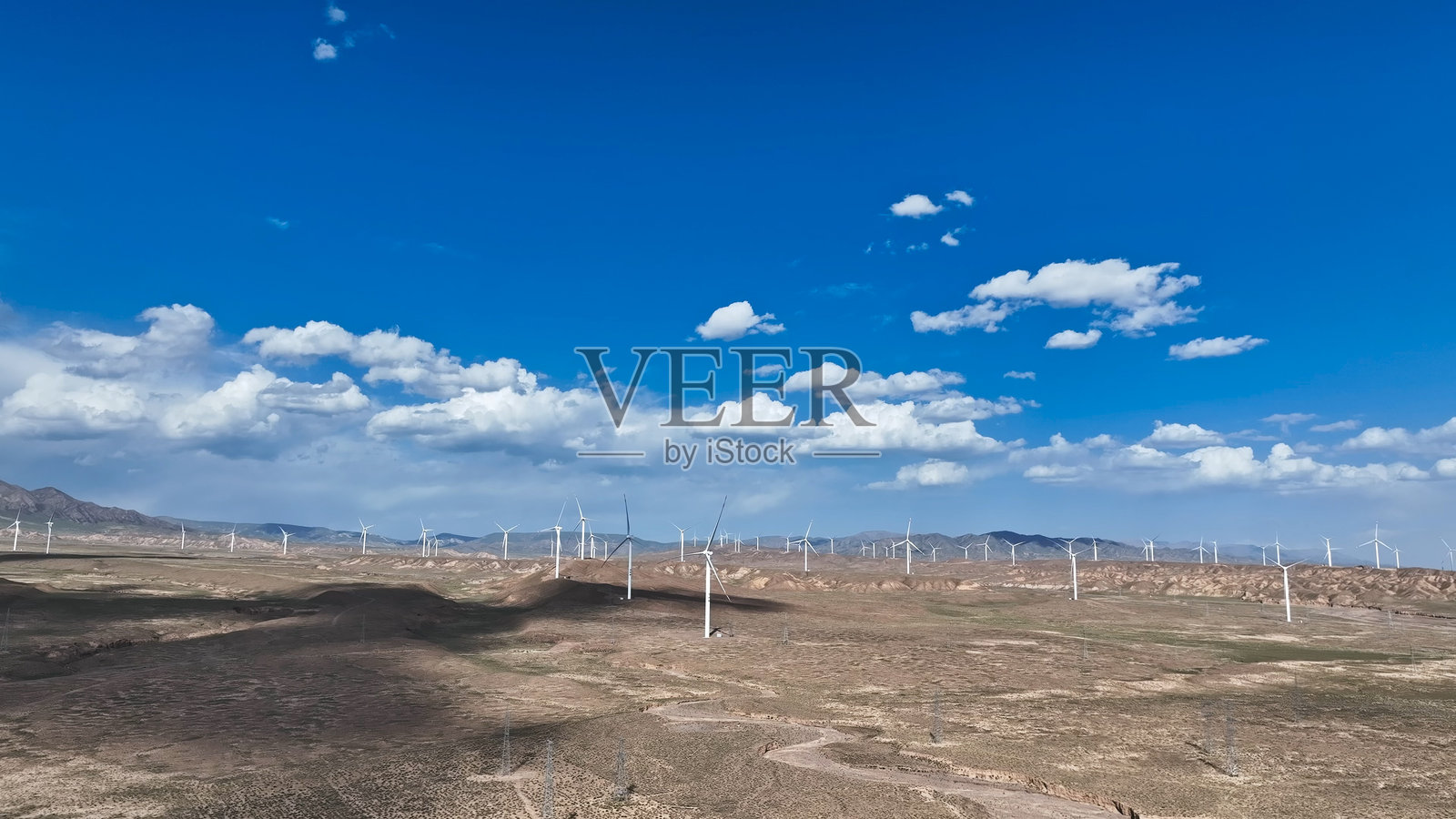 中国柴达木盆地的风电站照片摄影图片