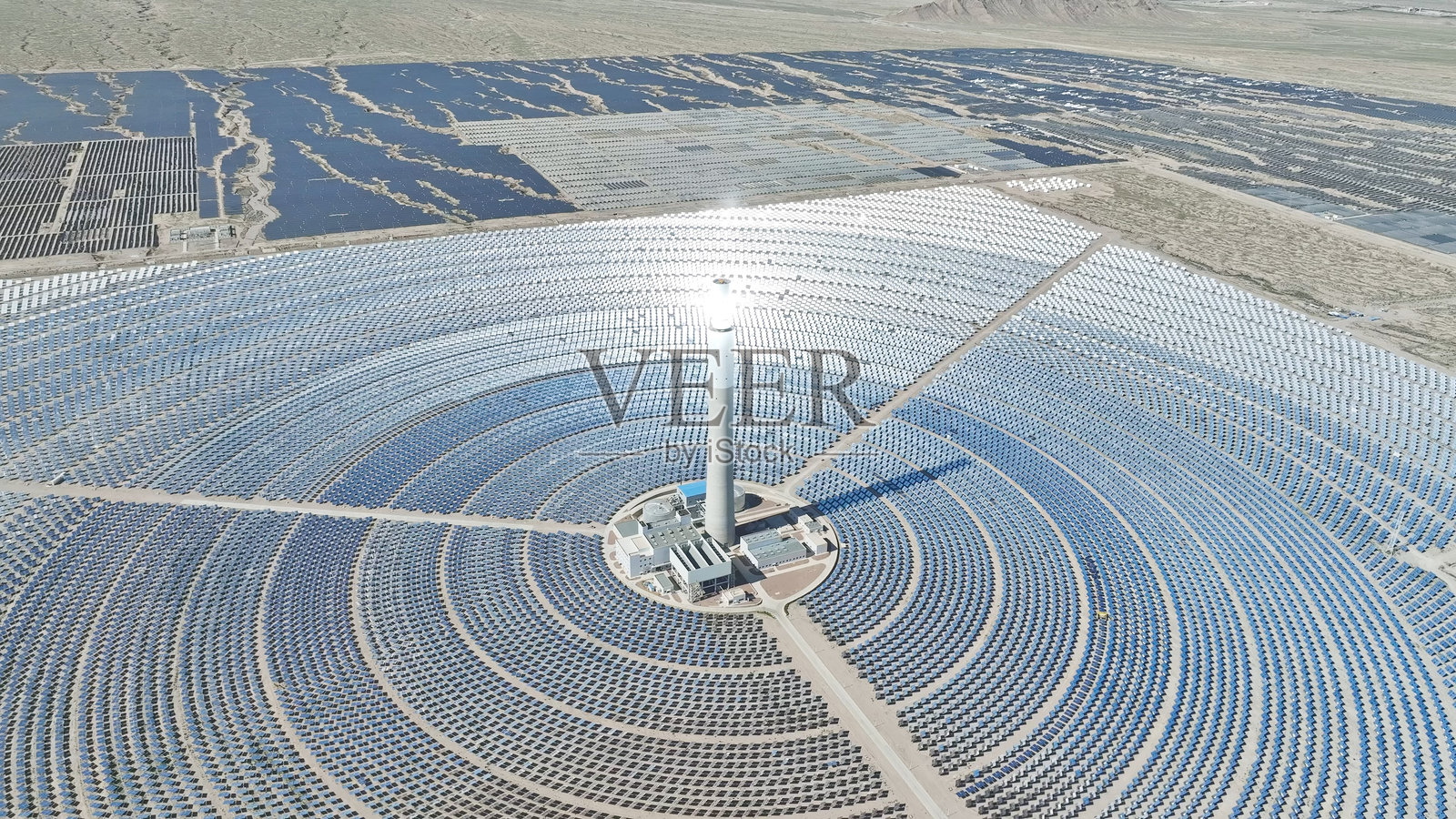 熔盐塔式太阳能热发电站,德令哈,海西,青海,中国,亚洲。柴达木盆地。照片摄影图片