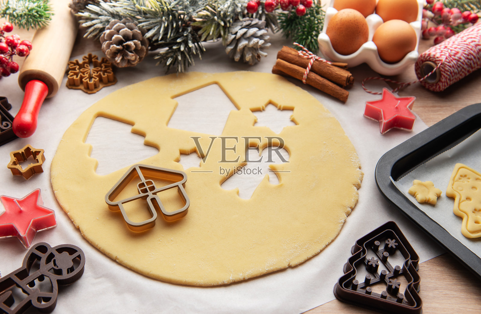 面包师正在使用饼干模具和烤盘准备圣诞饼干照片摄影图片