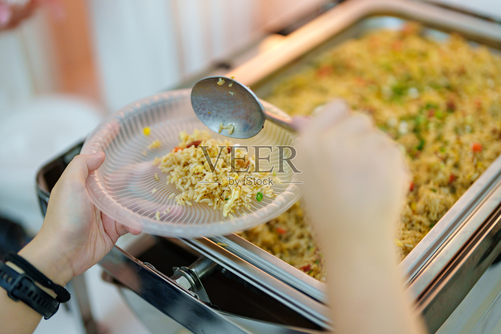 从自助餐托盘中盛炒饭照片摄影图片