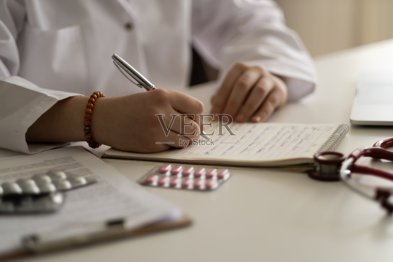 医生在开具医疗处方照片摄影图片