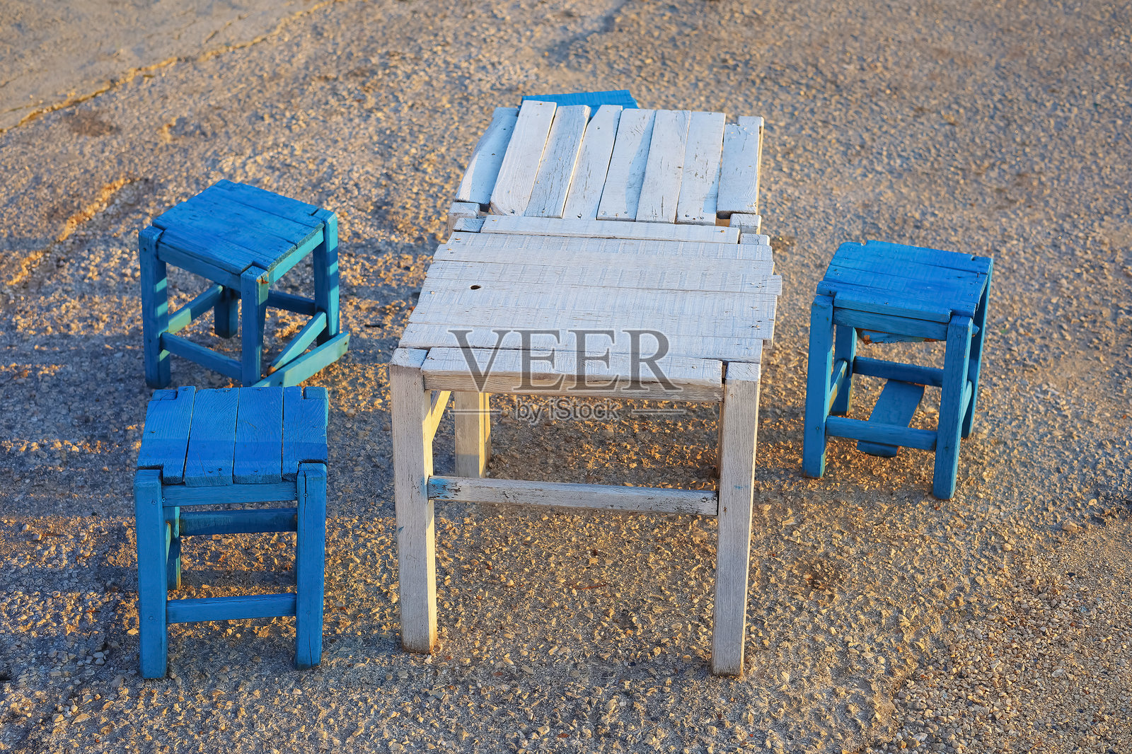 户外芬凯的白色木桌和蓝色凳子照片摄影图片