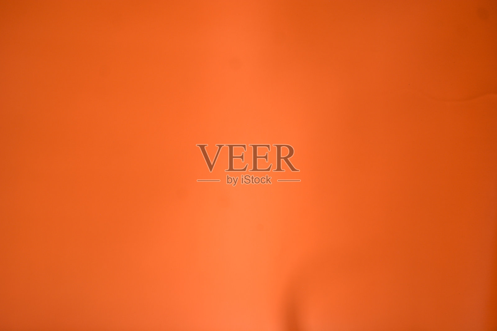 鲜艳的单色橙色和黄色背景。饱和的暖色调丙烯颜料在纸上。手绘抽象画的特写照片。照片摄影图片