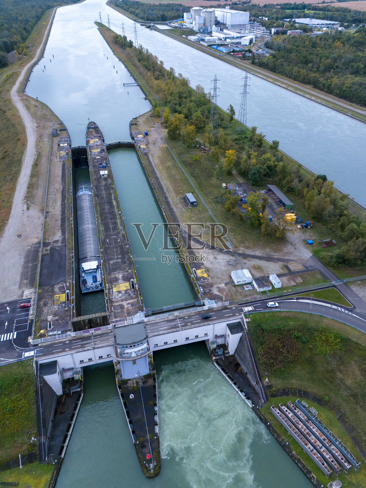 货船通过船闸系统的鸟瞰图照片摄影图片
