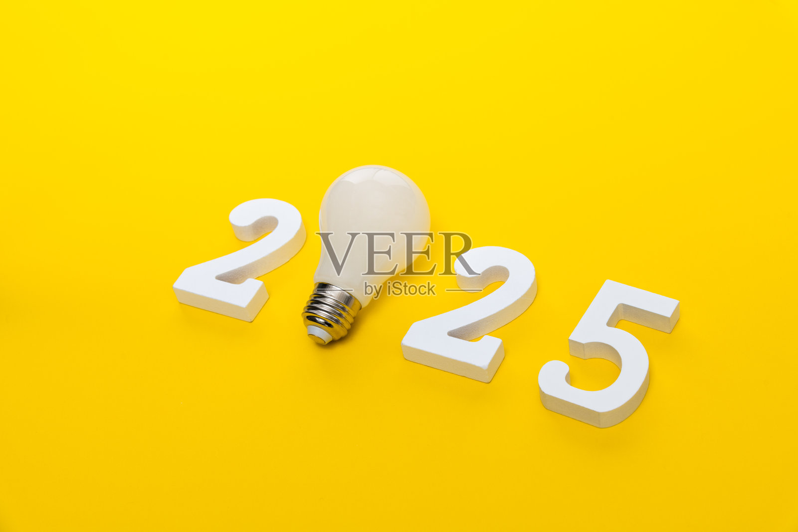 2025年新年文字与橙色背景上的灯泡照片摄影图片