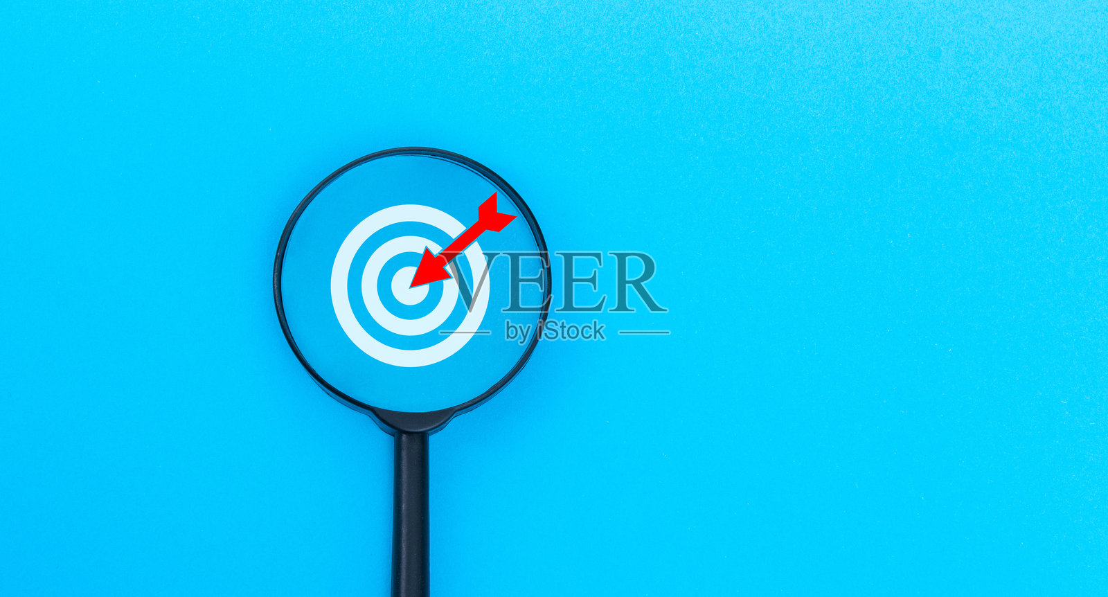 蓝色背景上的商业目标概念,带有放大镜和靶子板照片摄影图片