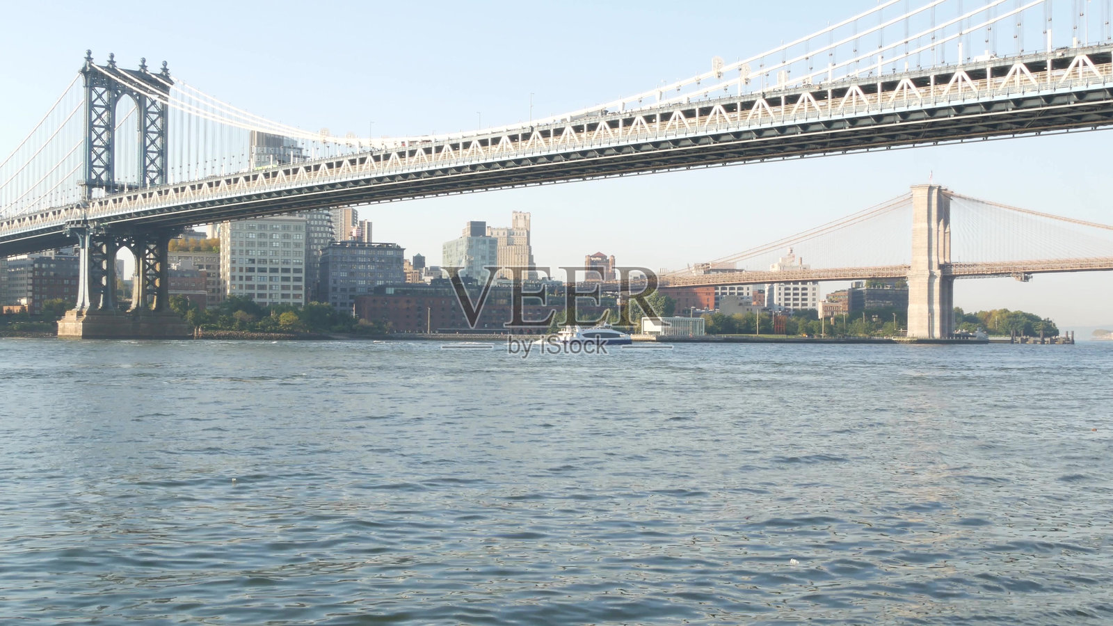 纽约市曼哈顿大桥到布鲁克林大桥,东河35号码头的海滨天际线。照片摄影图片