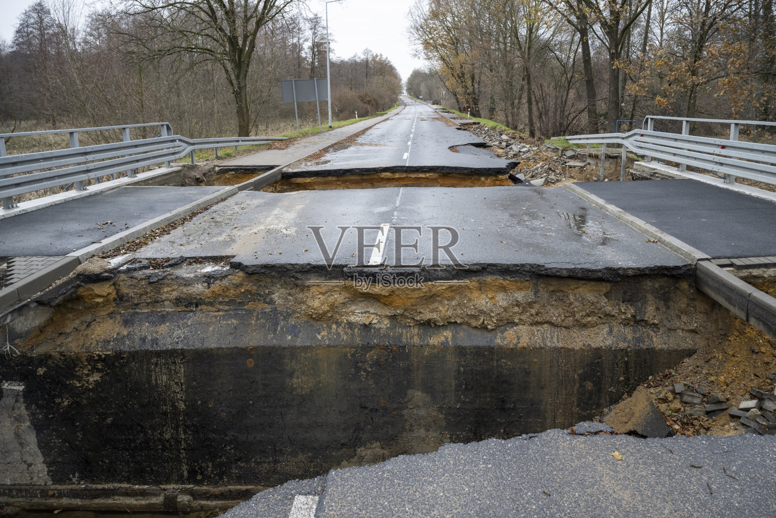 被侵蚀的断裂道路照片摄影图片