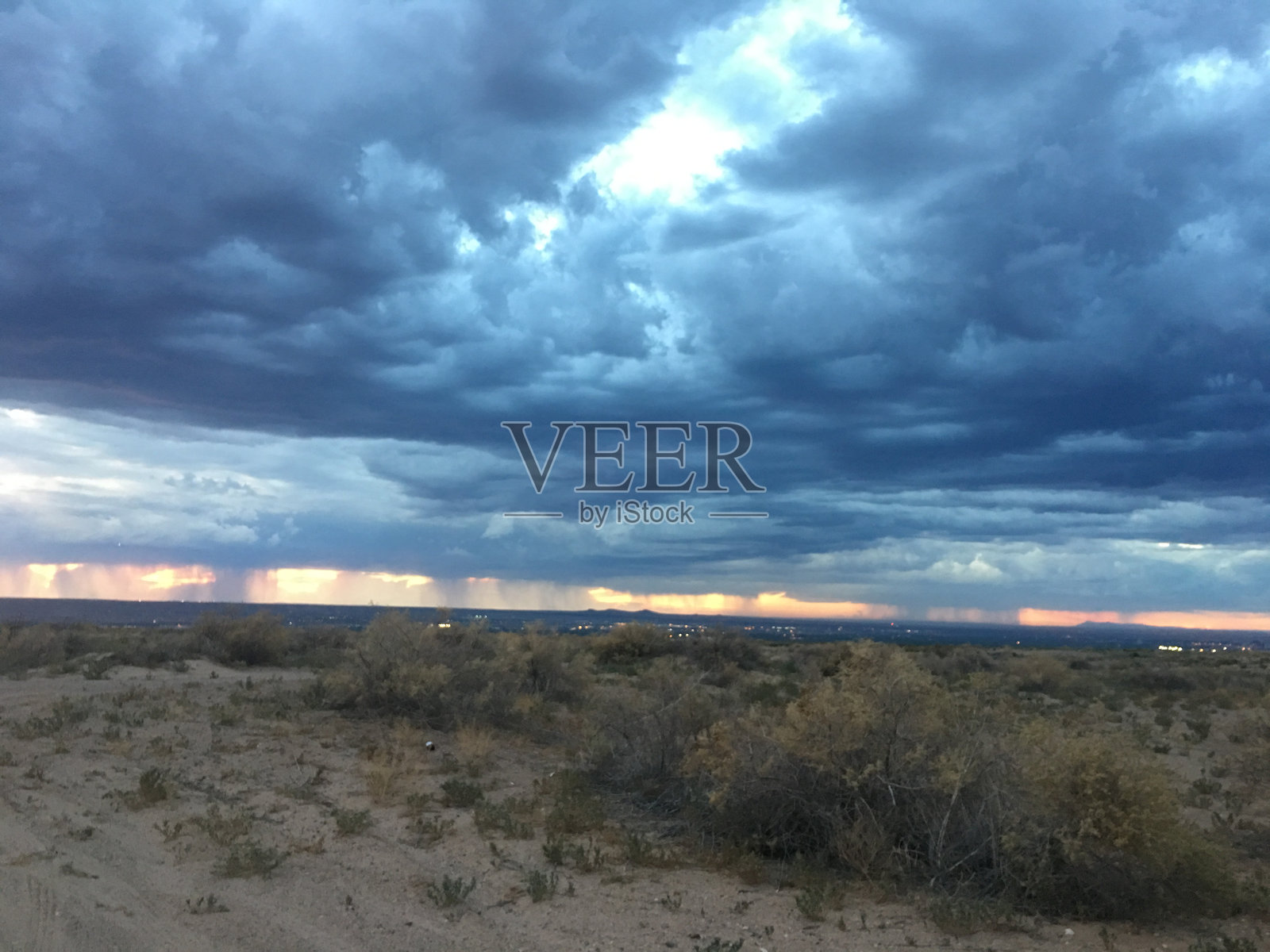 戏剧性的沙漠风暴照片摄影图片