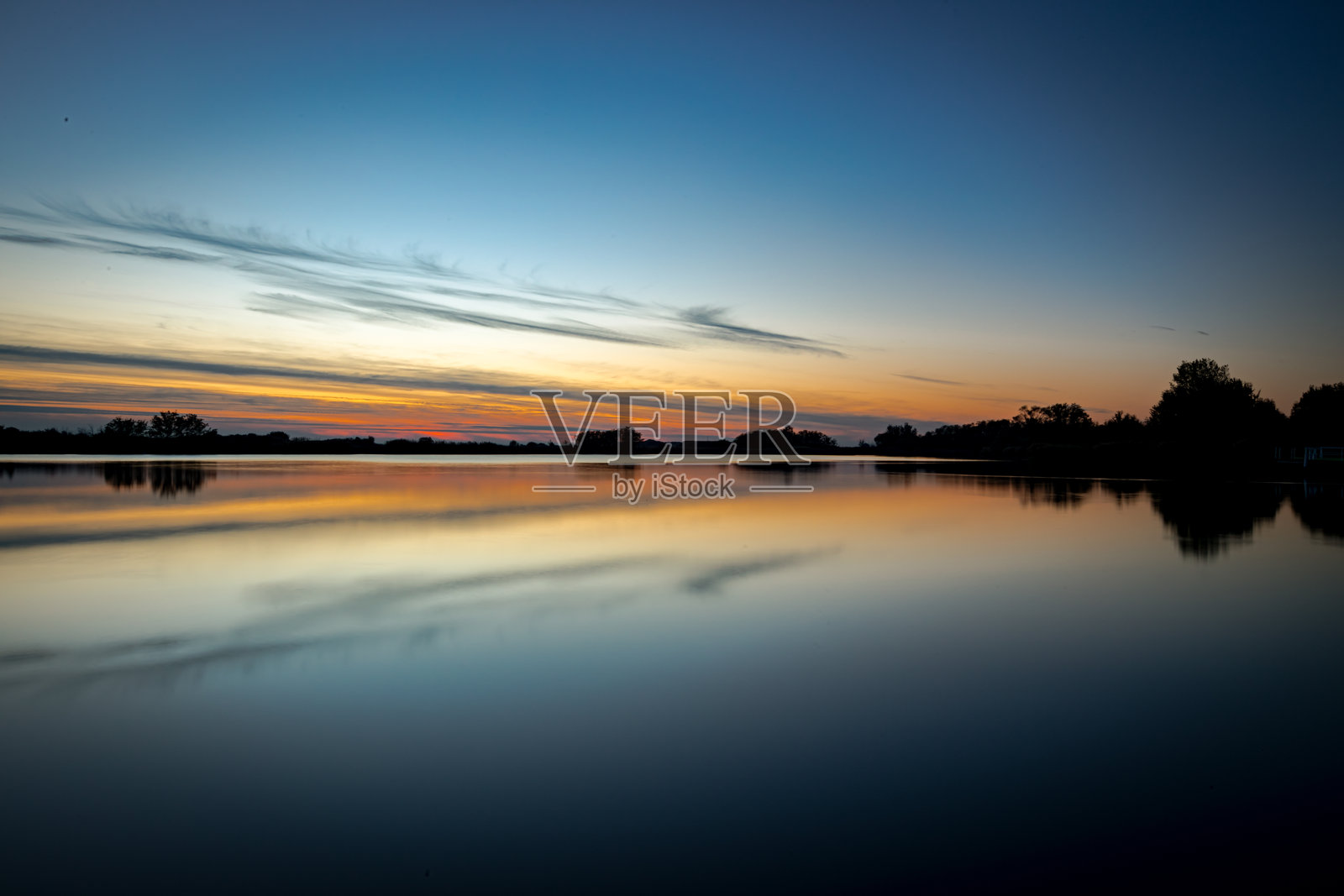 湖上的日落照片摄影图片