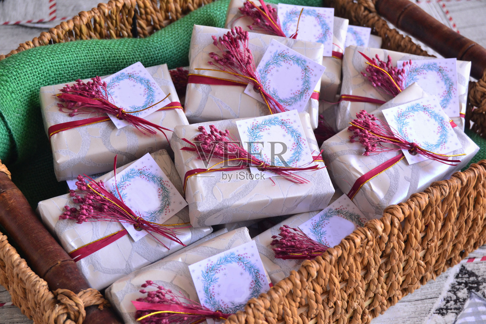 婚礼喜糖盒 圣诞冬季礼物 柳条篮 红色丝带 花朵,模版空白标签照片摄影图片