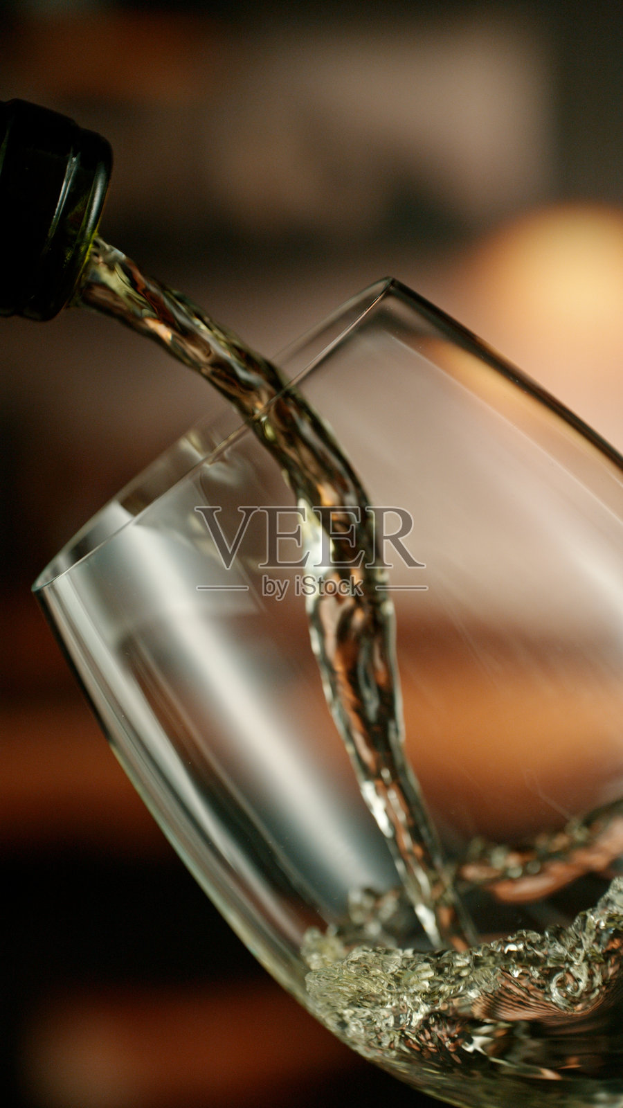 白葡萄酒倒入酒杯的特写镜头照片摄影图片