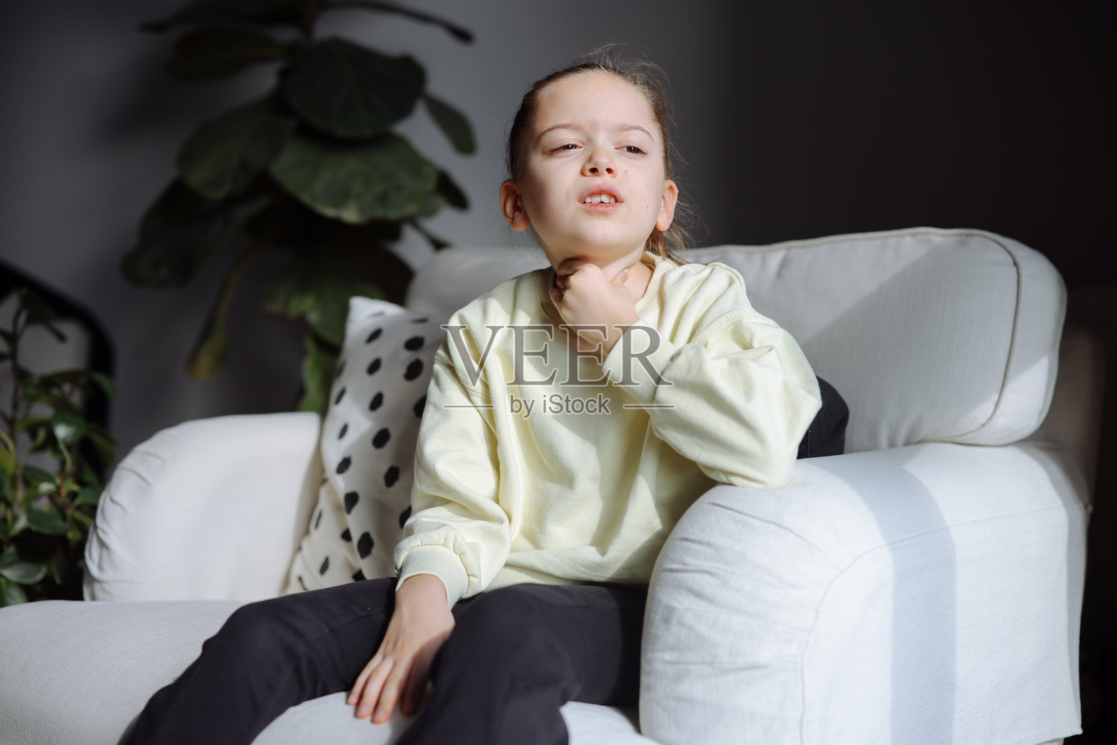 我得为这个咳嗽找点东西。照片摄影图片