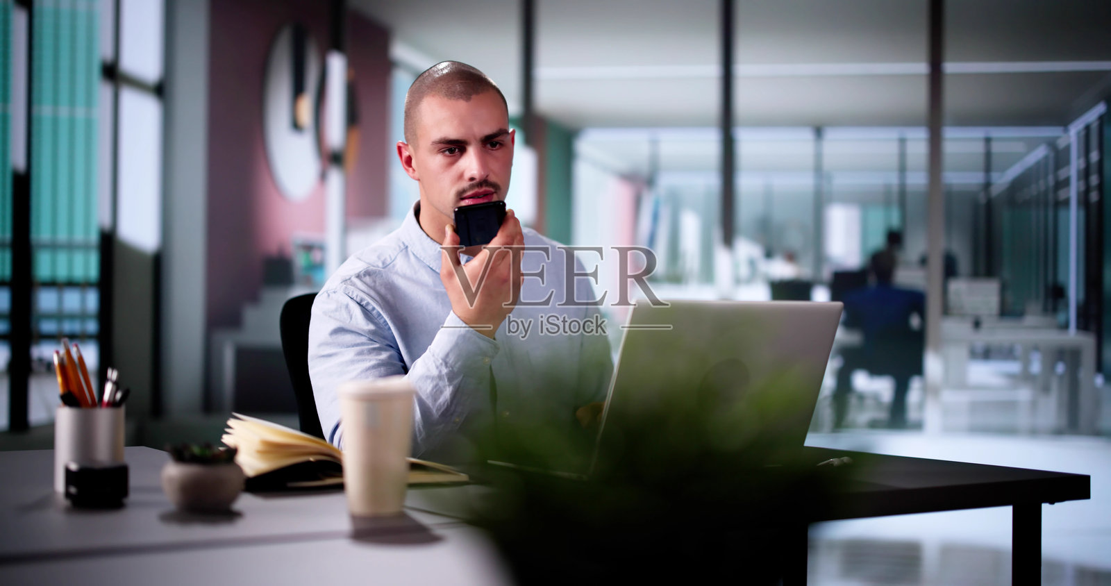 专业商人使用智能手机应用进行客户通话照片摄影图片