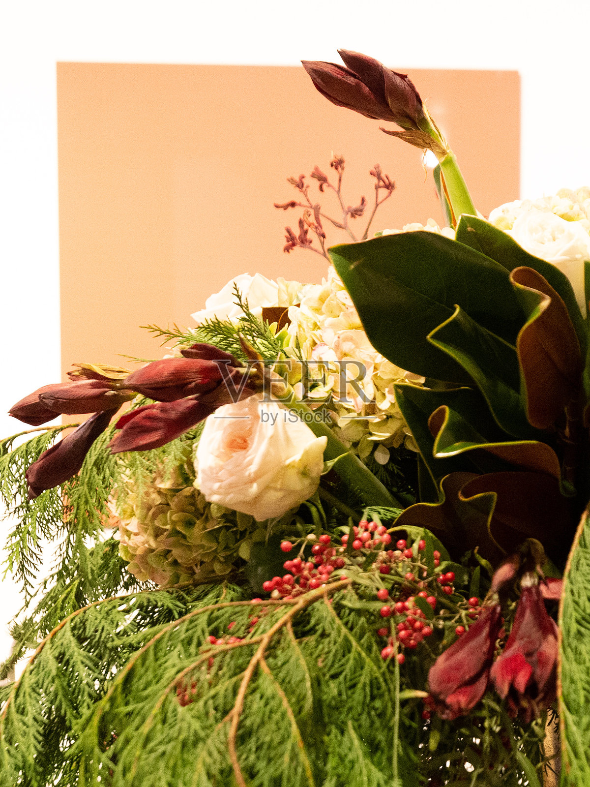 冬季丰盛花卉布置静物,粉色背景照片摄影图片