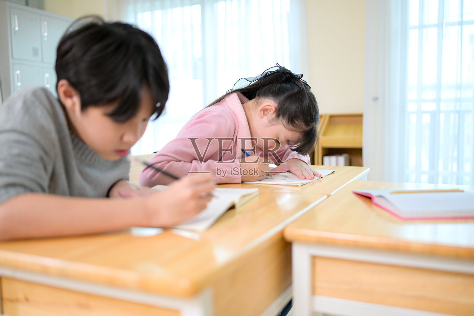 艺术课,老师和学生在基础艺术教室里照片摄影图片
