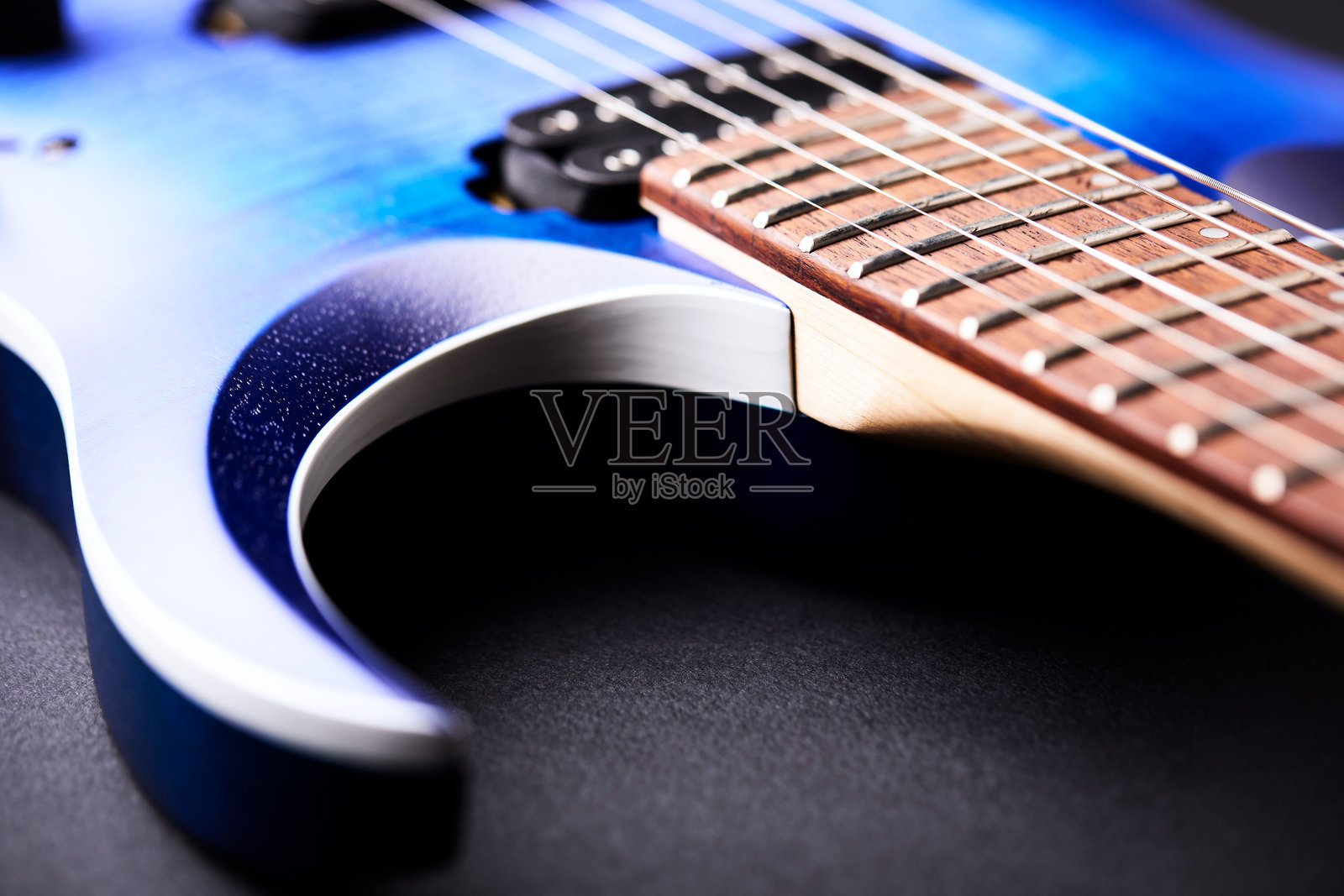 现代电吉他的指板特写。照片摄影图片