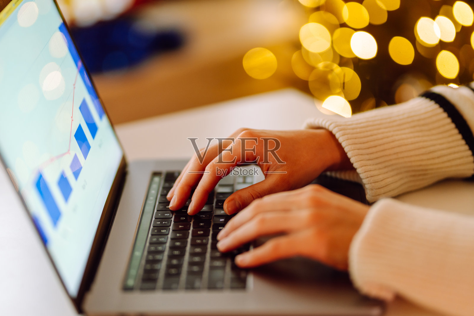 远程工作,女性双手在笔记本电脑上打字。规划与分析。照片摄影图片