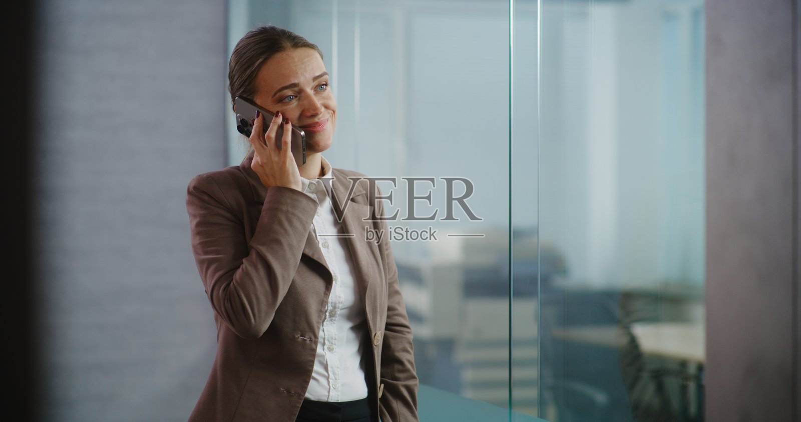 女性市场营销专家在手机上通话,讨论新项目照片摄影图片