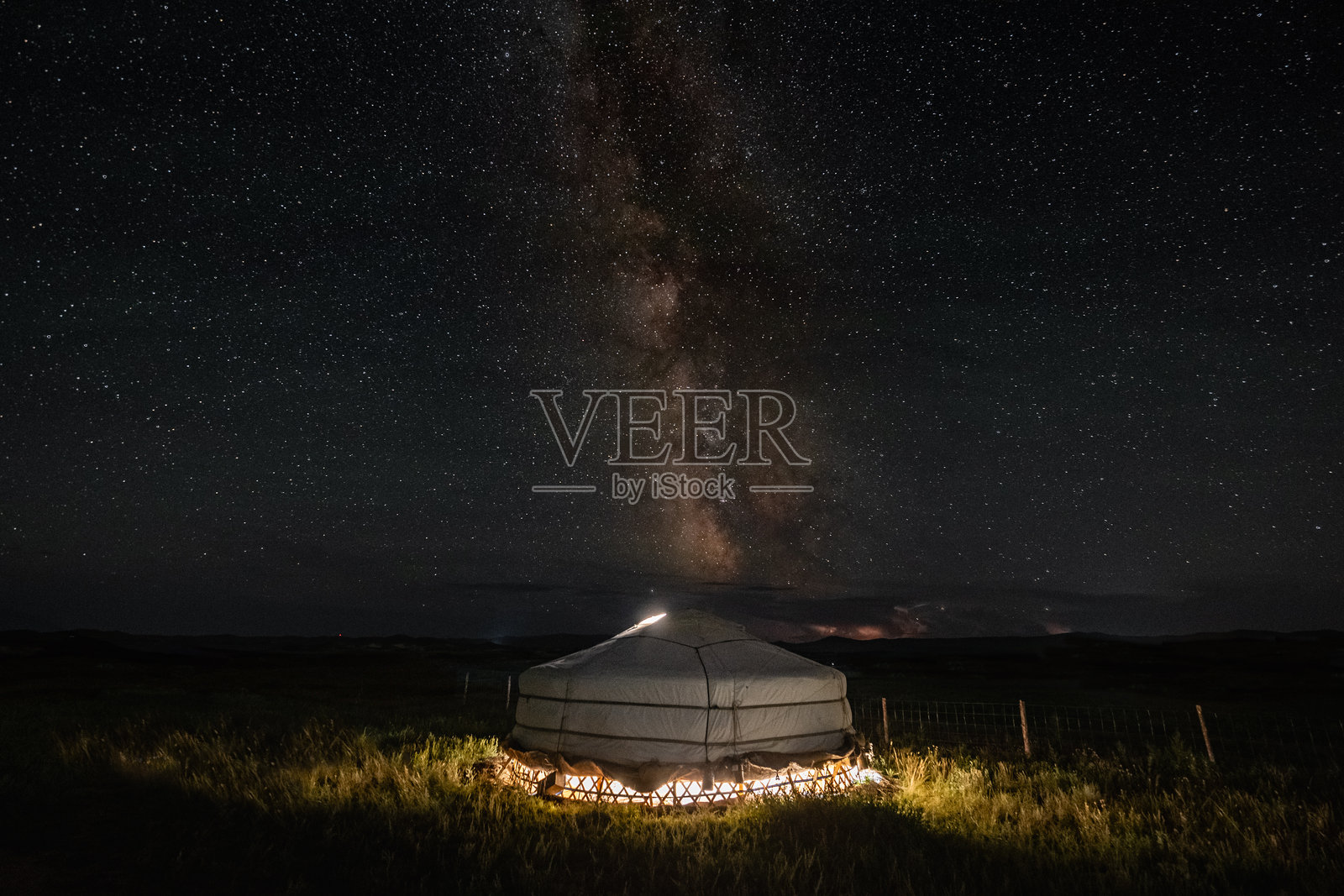 银河下的蒙古包营地照片摄影图片