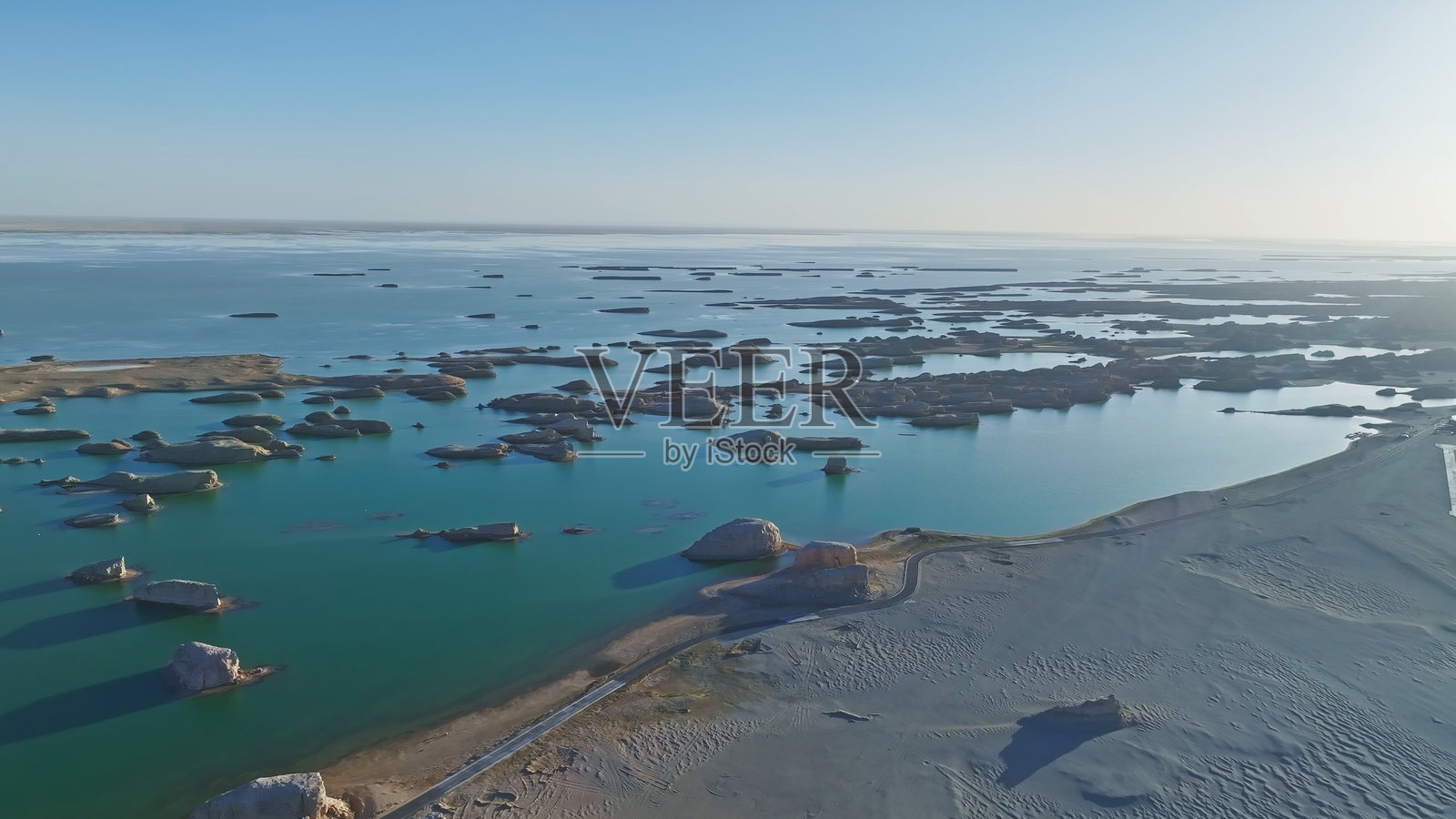 雅丹地貌,水上雅丹魔鬼城,柴达木盆地,大柴旦,海西,青海,中国,亚洲。乌苏特雅丹地质公园。照片摄影图片