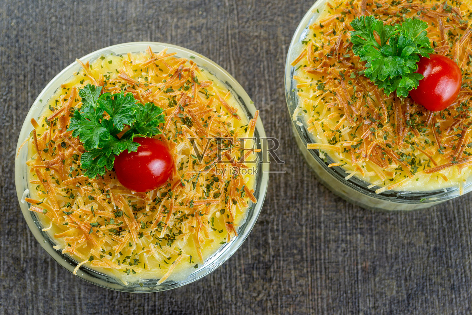 通心粉烤菜。由通心粉、肉类、奶酪、牛奶和其他配料烘焙而成的美食。俯视图。照片摄影图片