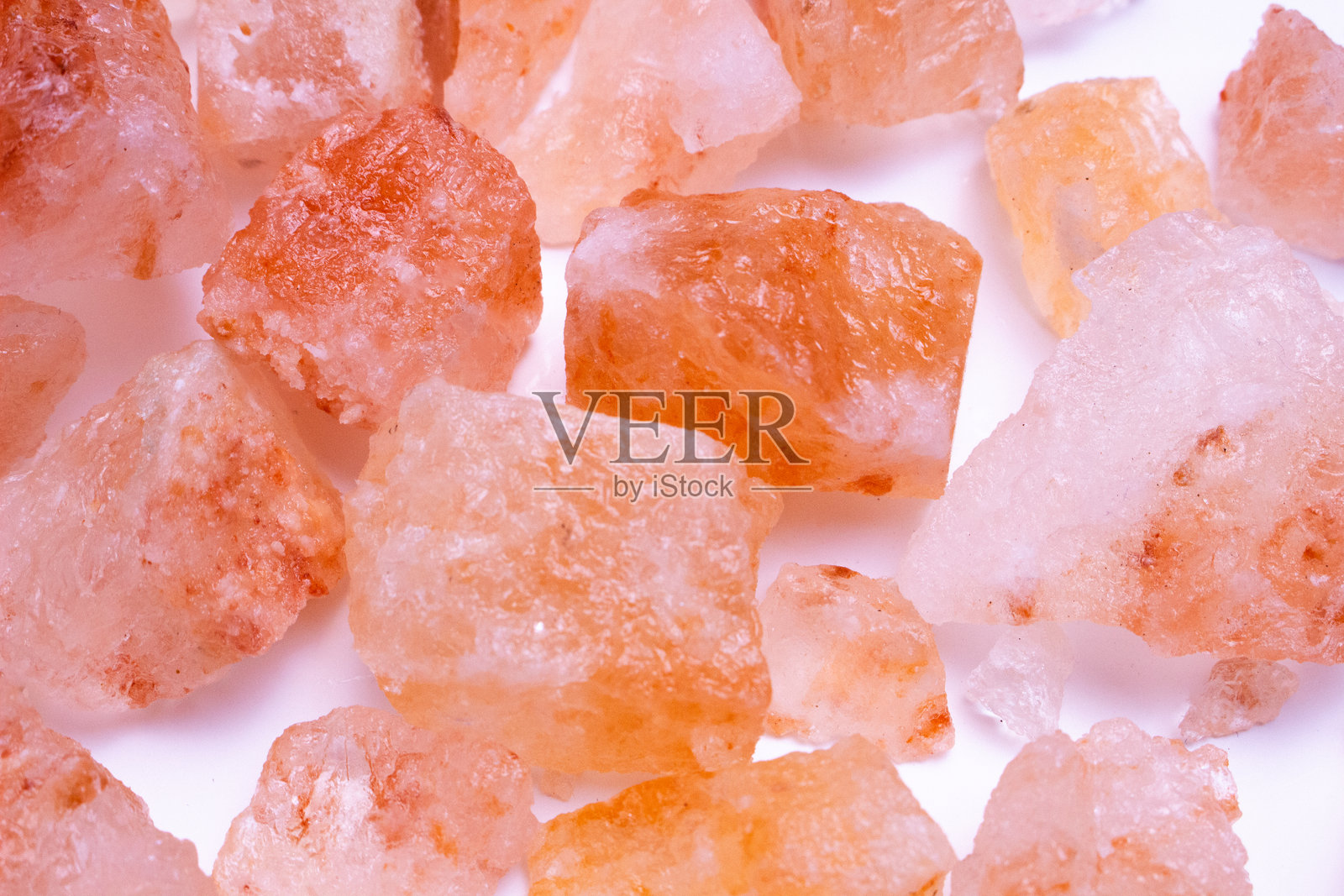 粉色矿物和水晶在白色背景上照片摄影图片
