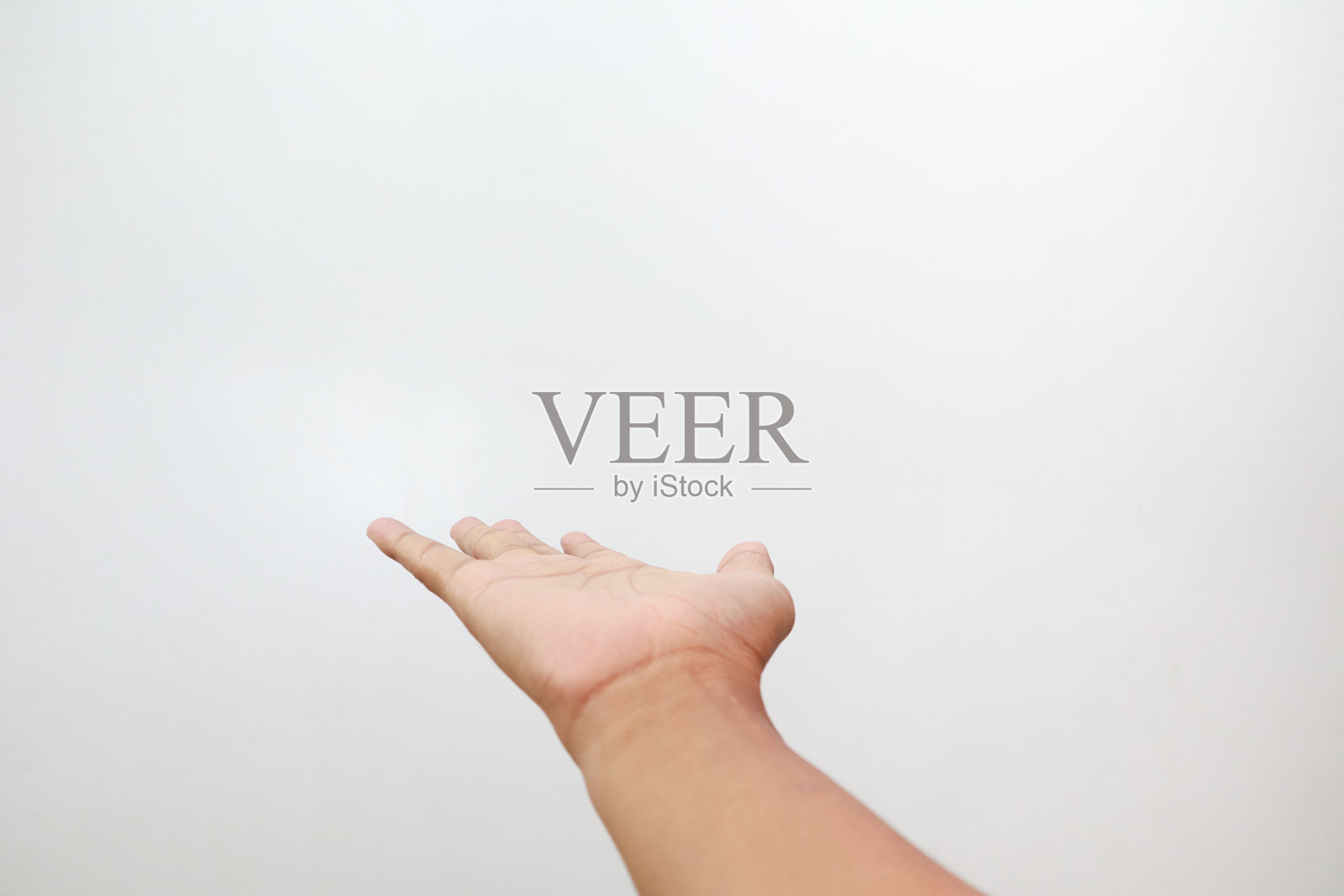 亚洲男性手势示意打电话,背景为白色照片摄影图片