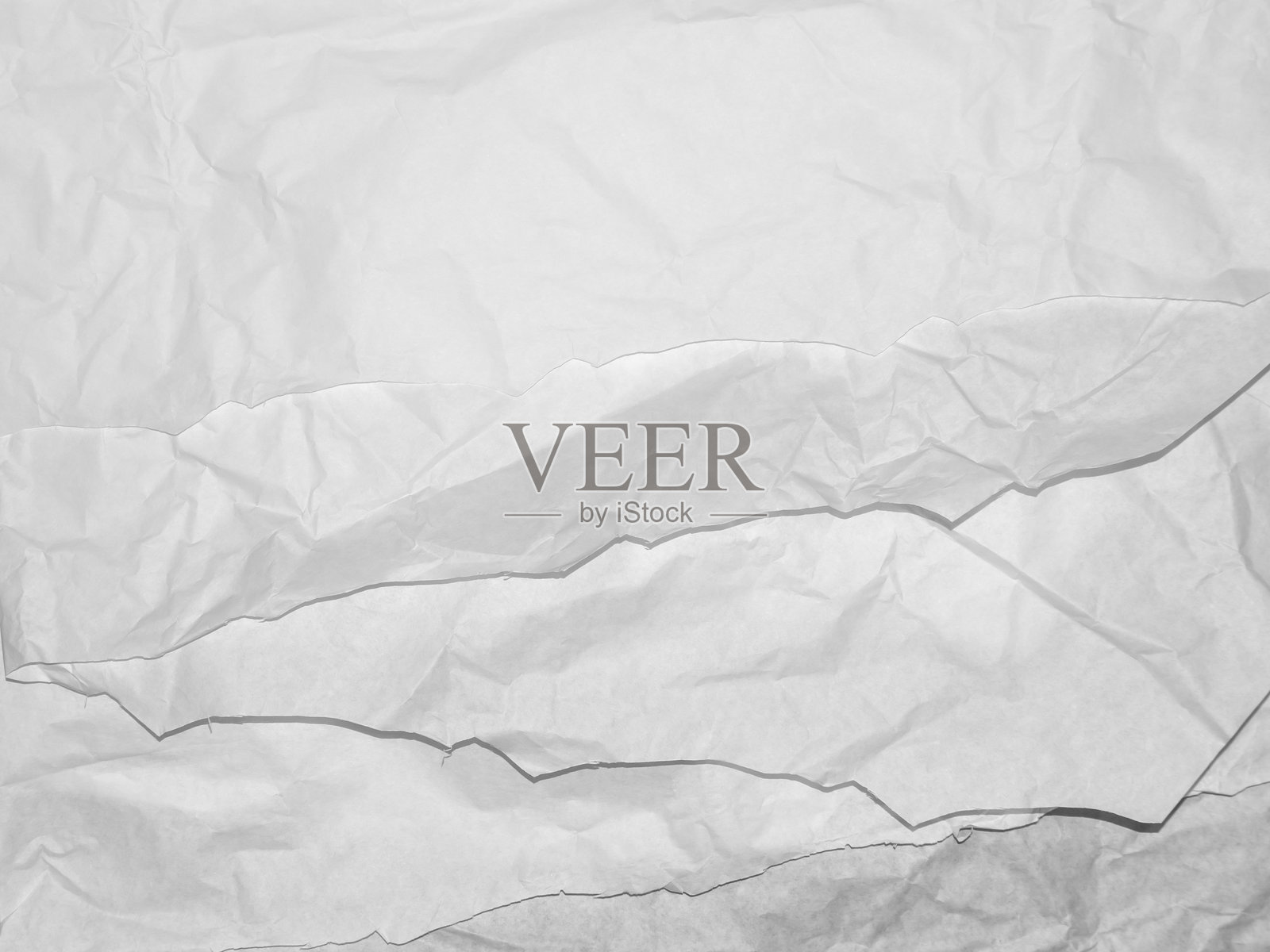 白纸粗糙且撕裂,呈锯齿状和重叠的图案照片摄影图片