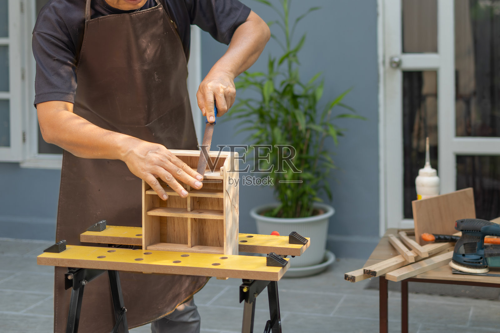 退休人士的DIY木工。老年人的木工项目。照片摄影图片