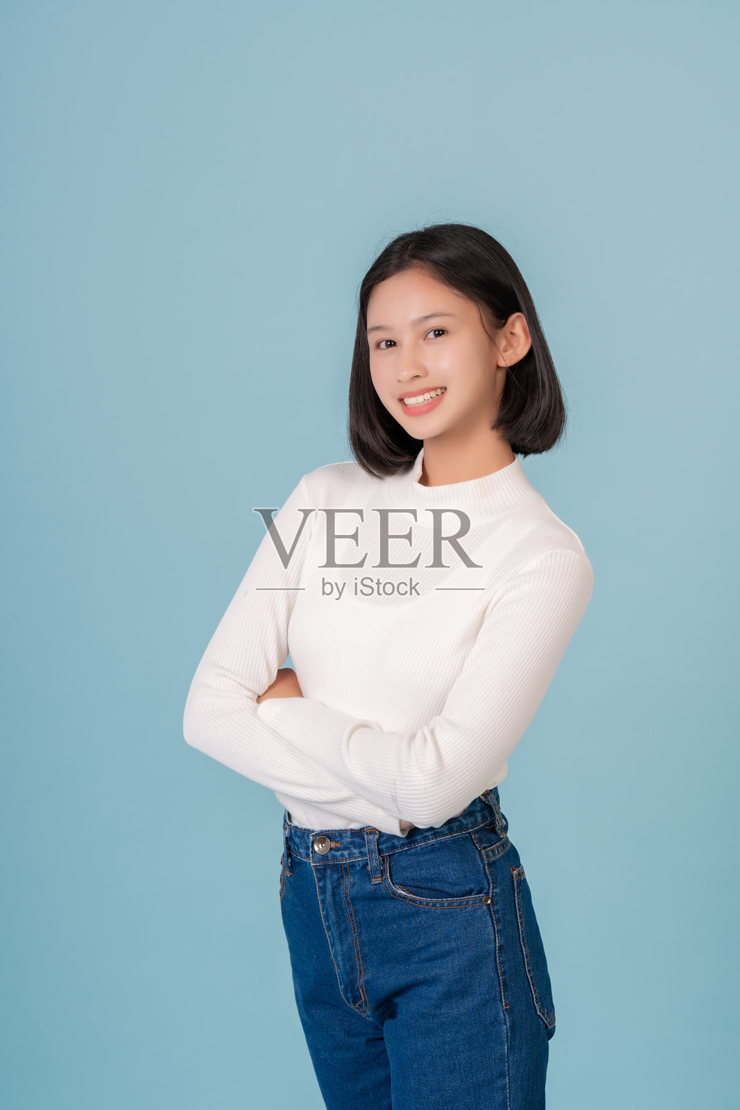 一位亚洲女学生在舒适的工作室里努力学习,穿着休闲服。她利用这个安静的空间专注于创意项目,将想法变为现实。照片摄影图片