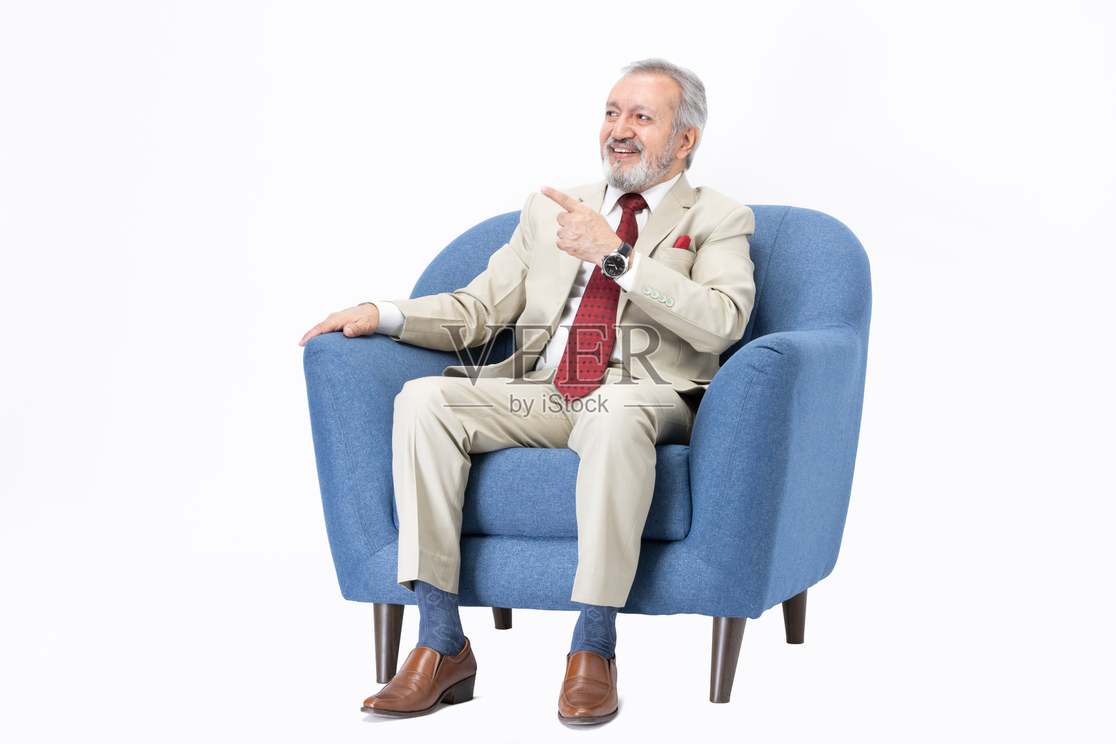 坐在沙发上的老年人,背景为白色。照片摄影图片